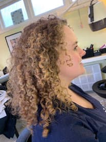 Lang, steil haar in een warme blonde kleur