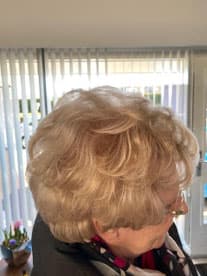 Springerige krullen in een honingblonde kleur